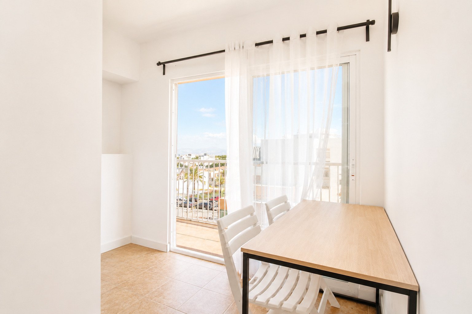 Helles Esszimmer mit fließendem Übergang zur Terrasse und Panoramablick Helles Esszimmer mit fließendem Übergang zur Terrasse und Panoramablick