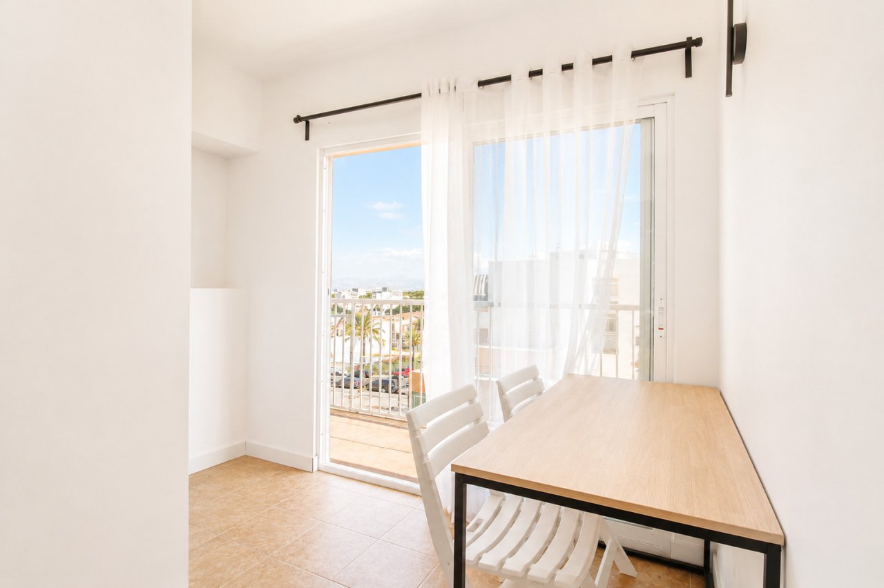 Helles Esszimmer mit fließendem Übergang zur Terrasse und Panoramablick Helles Esszimmer mit fließendem Übergang zur Terrasse und Panoramablick
