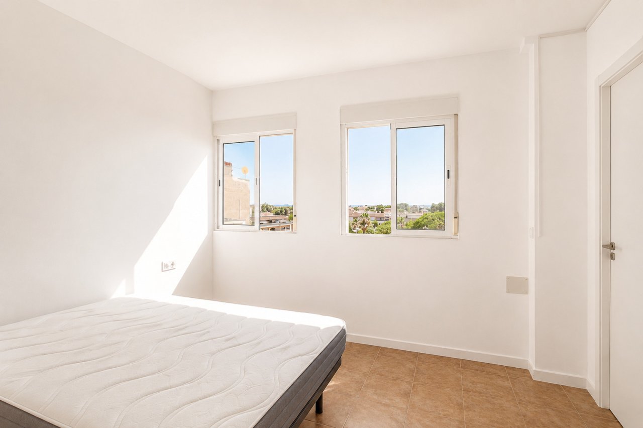 Helles Schlafzimmer mit Doppelfenstern und weitläufigem Ausblick Helles Schlafzimmer mit Doppelfenstern und weitläufigem Ausblick