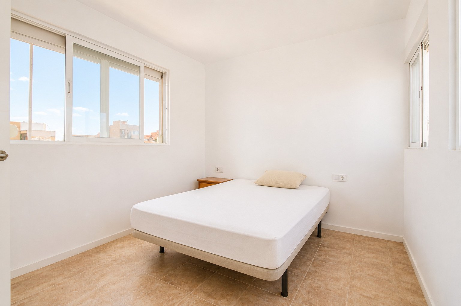 Helles Schlafzimmer mit Panoramafenstern und optimaler Lichtzufuhr Helles Schlafzimmer mit Panoramafenstern und optimaler Lichtzufuhr