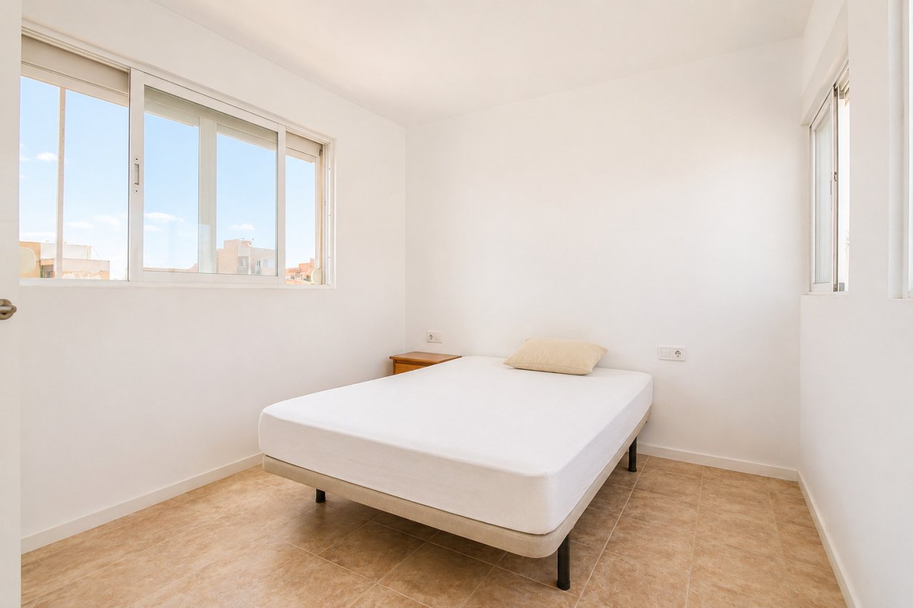 Helles Schlafzimmer mit Panoramafenstern und optimaler Lichtzufuhr Helles Schlafzimmer mit Panoramafenstern und optimaler Lichtzufuhr
