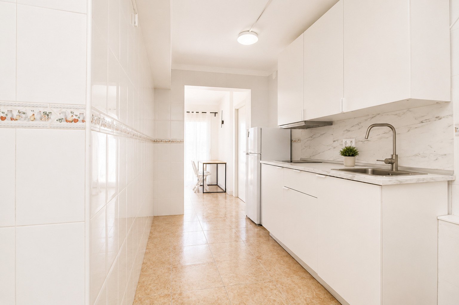 Moderne Galeerenküche mit optimaler Arbeitseffizienz und hochwertiger Ausstattung Moderne Galeerenküche mit optimaler Arbeitseffizienz und hochwertiger Ausstattung