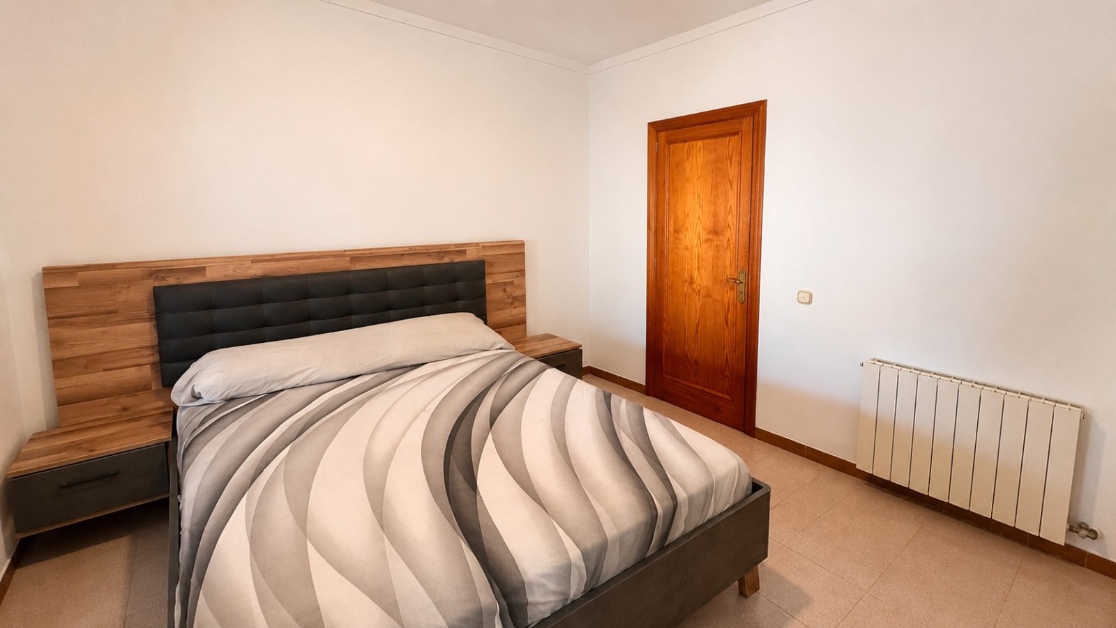 Komfortables Schlafzimmer mit hochwertiger Ausstattung und praktischer Raumaufteilung Komfortables Schlafzimmer mit hochwertiger Ausstattung und praktischer Raumaufteilung