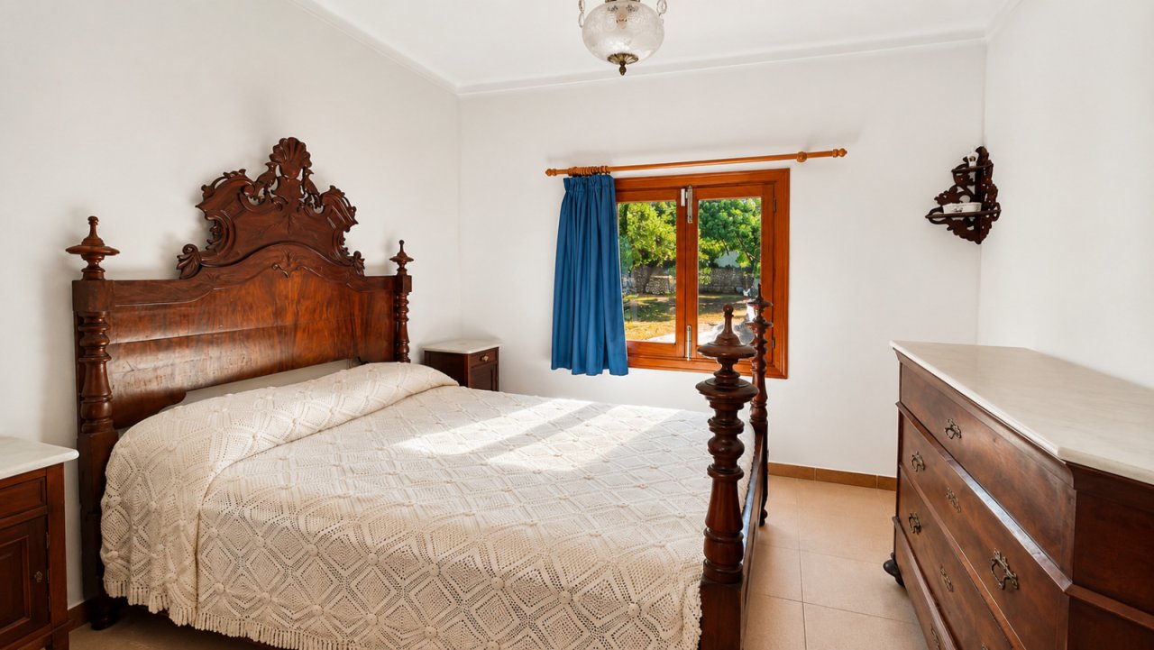 Helles Schlafzimmer mit direktem Zugang zur Gartenanlage und großzügigen Fensterflächengestaltung Helles Schlafzimmer mit direktem Zugang zur Gartenanlage und großzügigen Fensterflächengestaltung