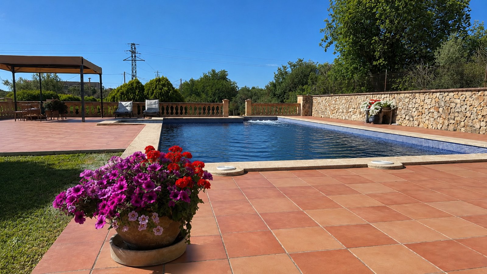 Poolbereich mit hochwertiger Terrassenanlage und eleganter Steinmauer-Umrandung Poolbereich mit hochwertiger Terrassenanlage und eleganter Steinmauer-Umrandung