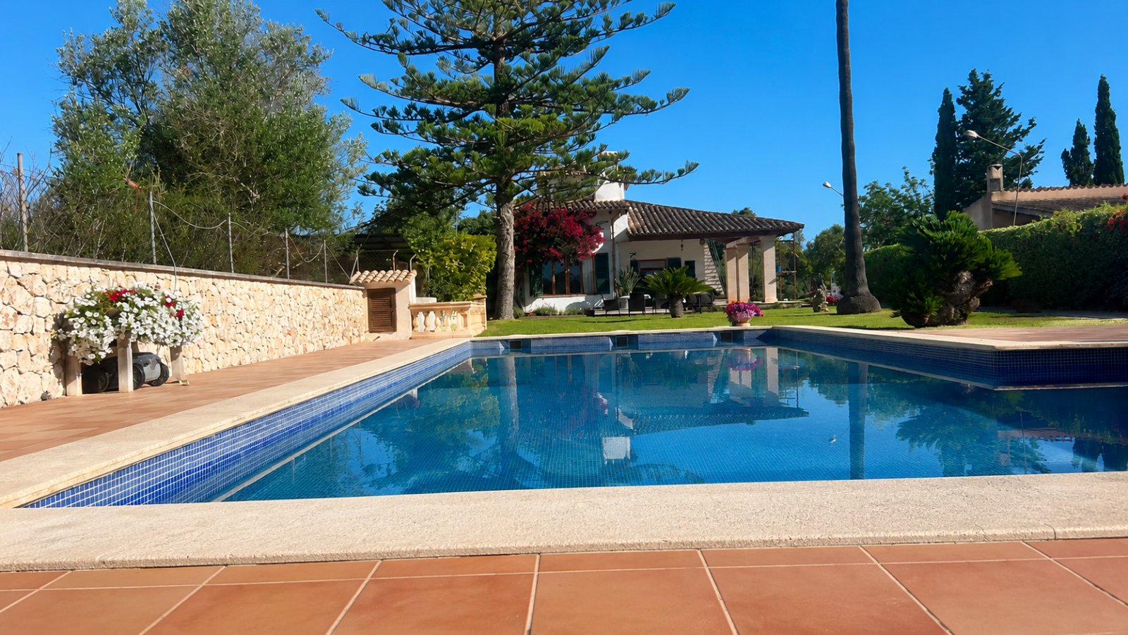 Erfrischungsoase mit großflächiger Poolanlage und hochwertiger Terrassengestaltung Erfrischungsoase mit großflächiger Poolanlage und hochwertiger Terrassengestaltung