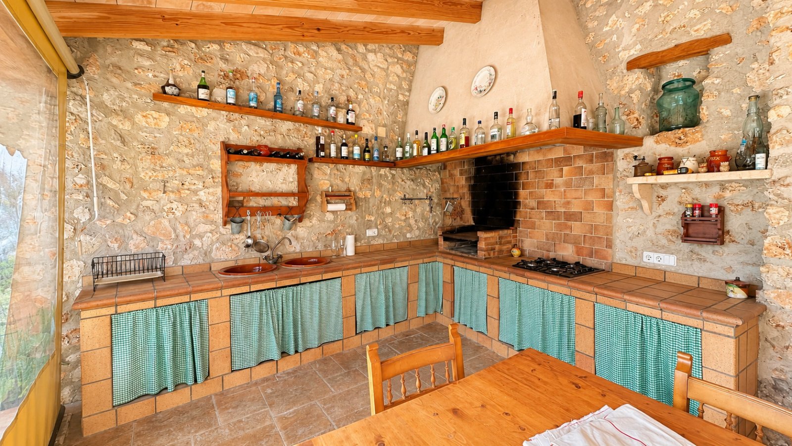 Authentische Landhausküche mit Natursteinwänden, massiven Holzbalken und integriertem Kaminofen Authentische Landhausküche mit Natursteinwänden, massiven Holzbalken und integriertem Kaminofen