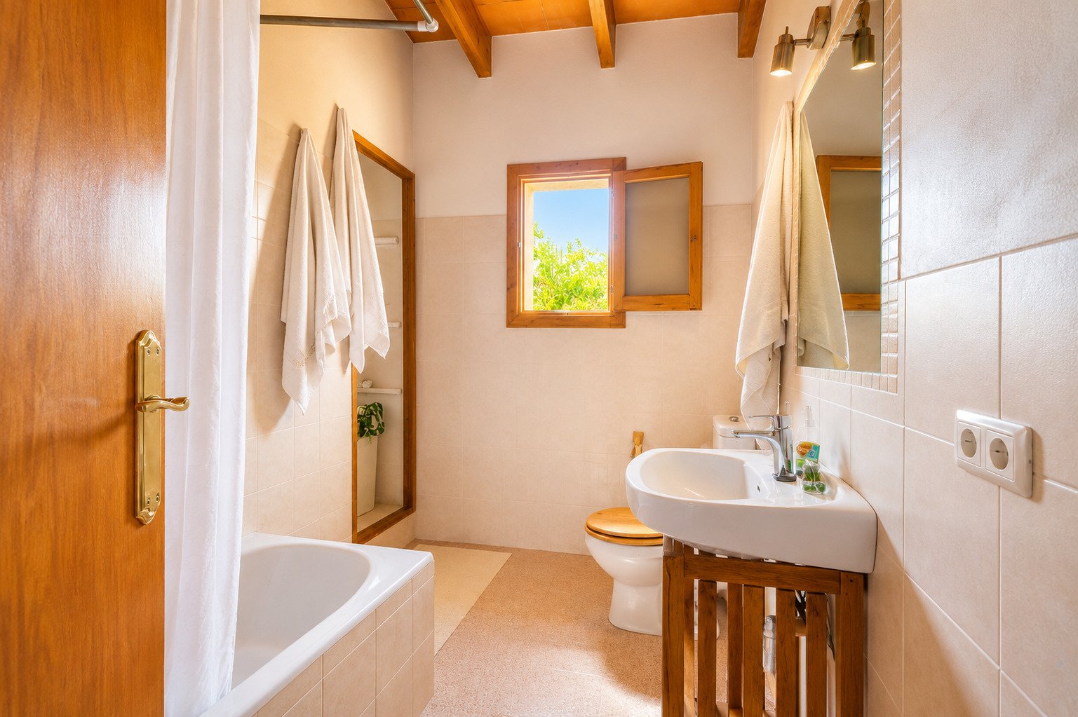 Modernes Badezimmer mit separater Dusche, Badewanne und Fensterblick