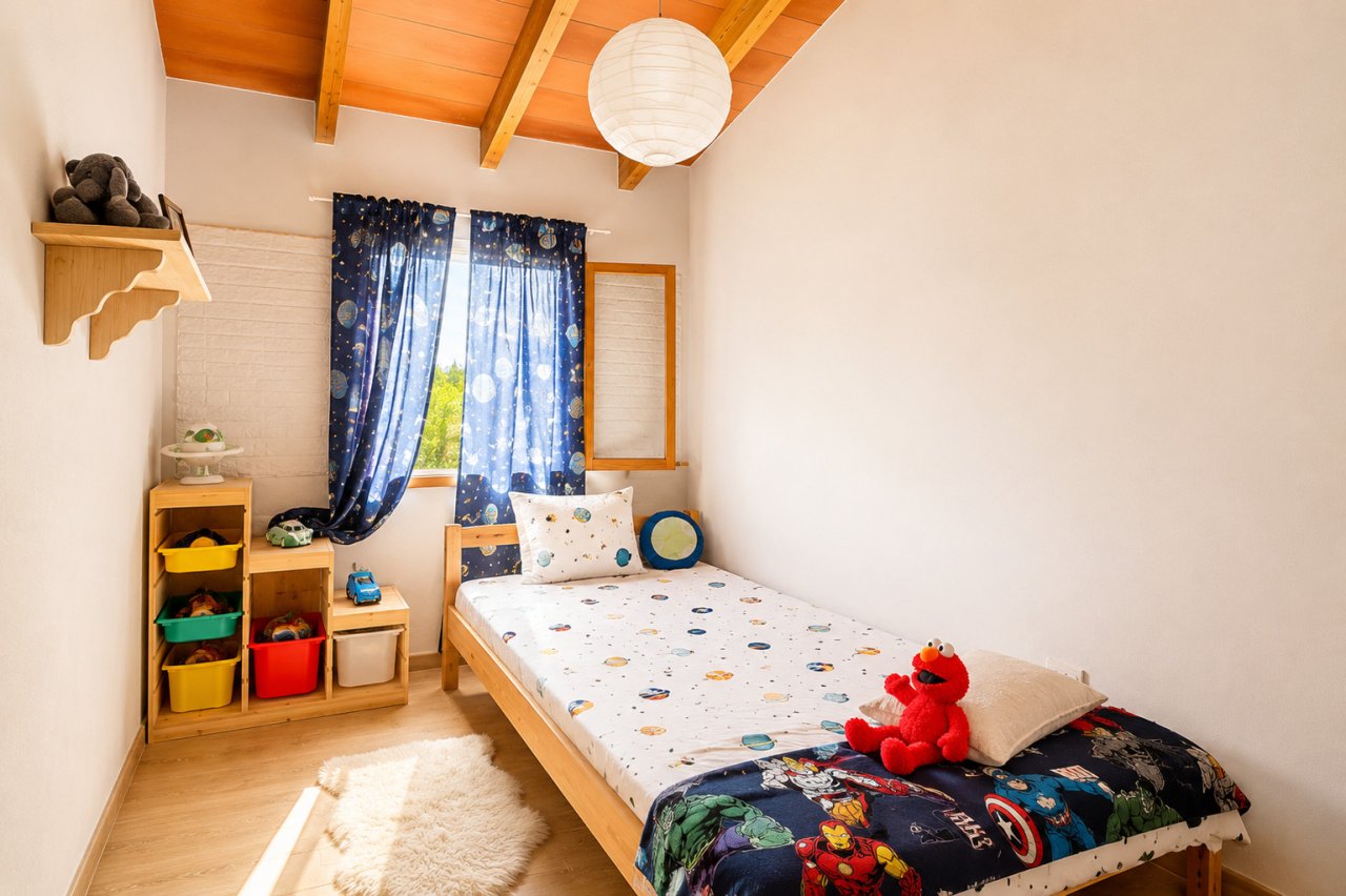 Kinderzimmer mit Dachschräge, Holzbalkendecke und optimaler Raumnutzung