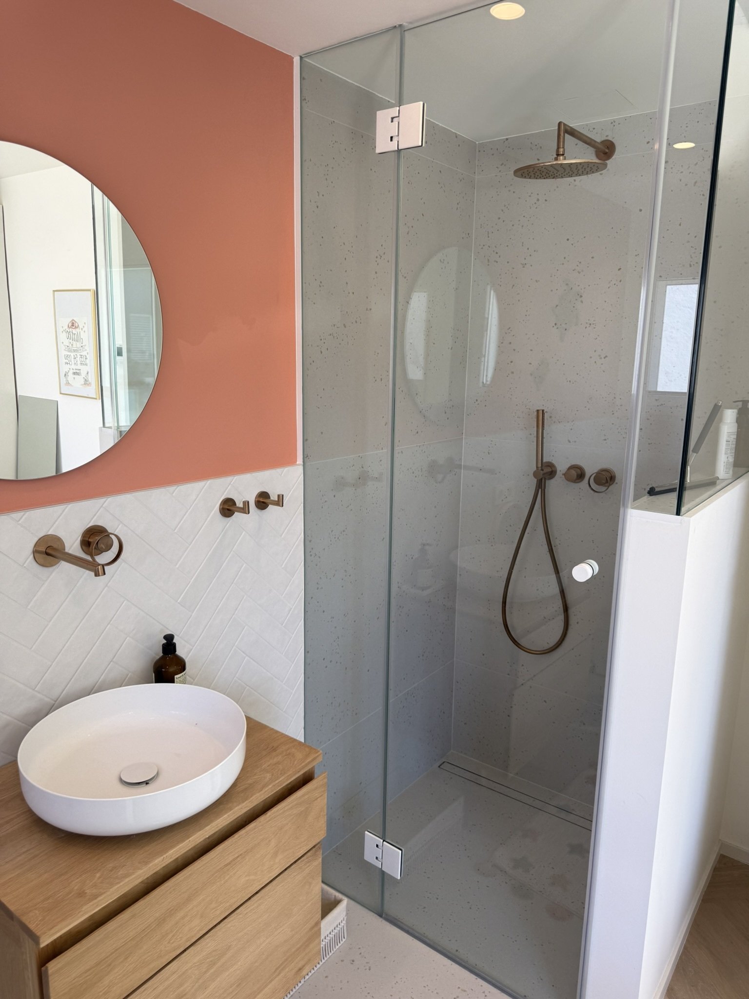 Modernes Badezimmer mit begehbarer Dusche, Doppelwaschtisch und hochwertiger Ausstattung