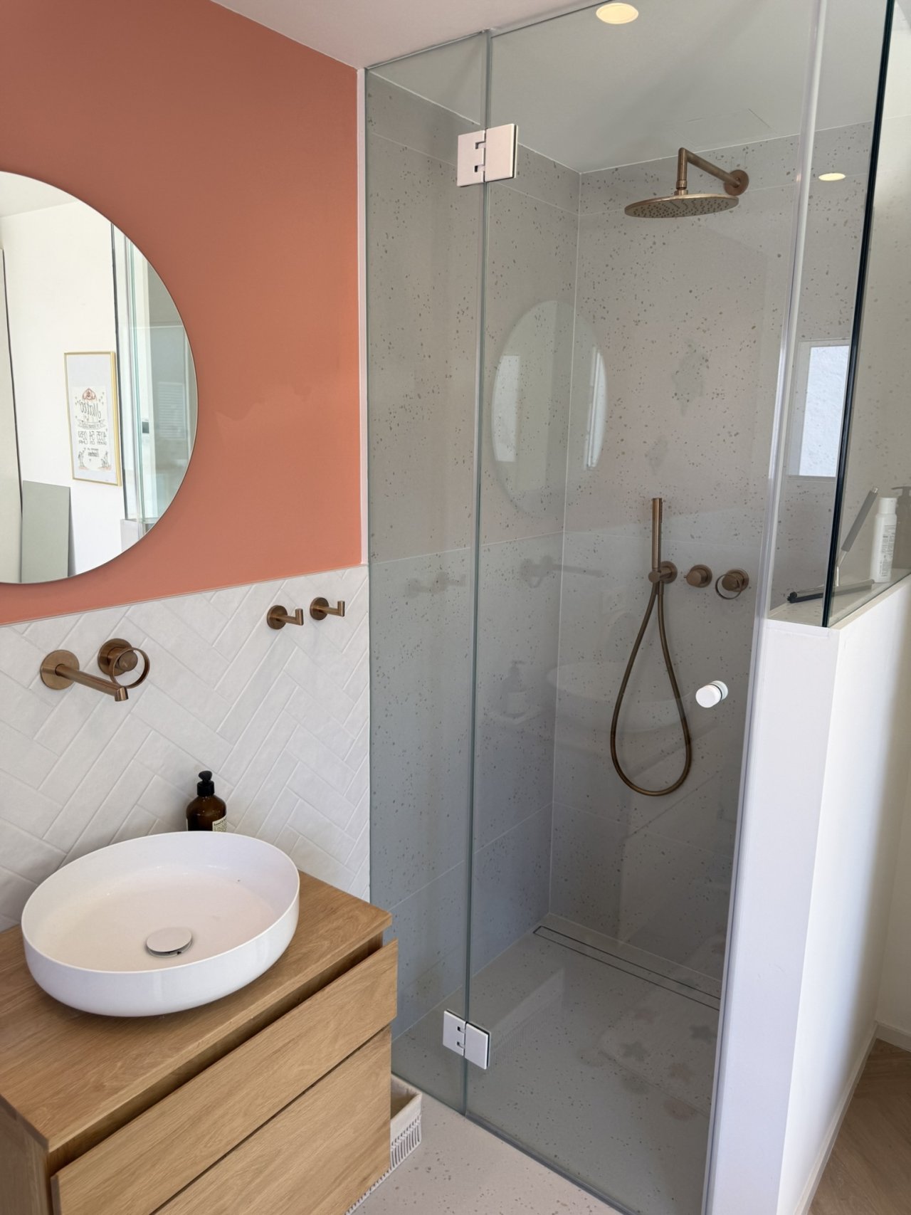 Modernes Badezimmer mit begehbarer Dusche, Doppelwaschtisch und hochwertiger Ausstattung