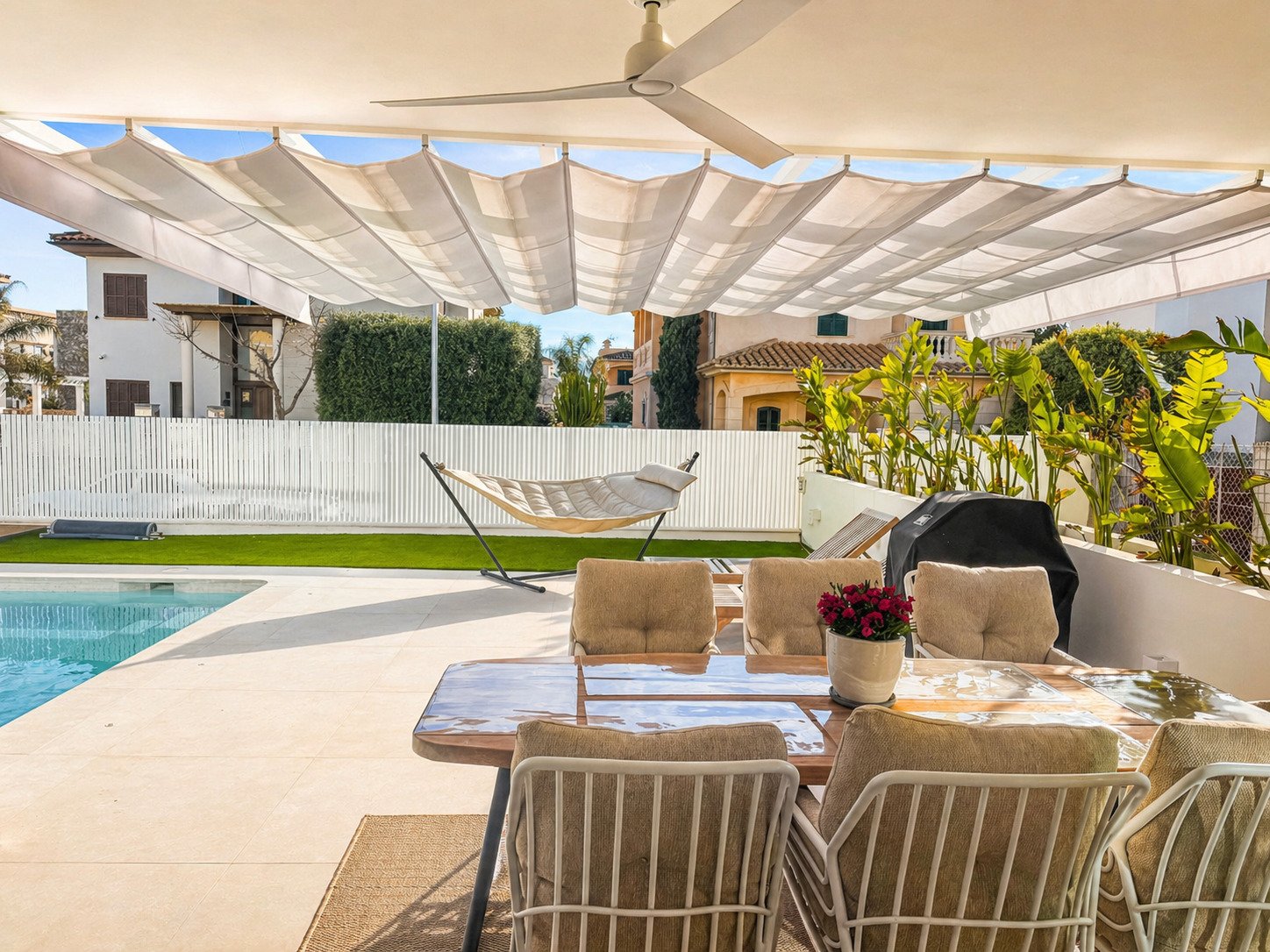 Poolbereich mit motorisierter Sonnenschutzanlage und komfortabler Lounge-Zone – perfekt für entspannte Sommertage