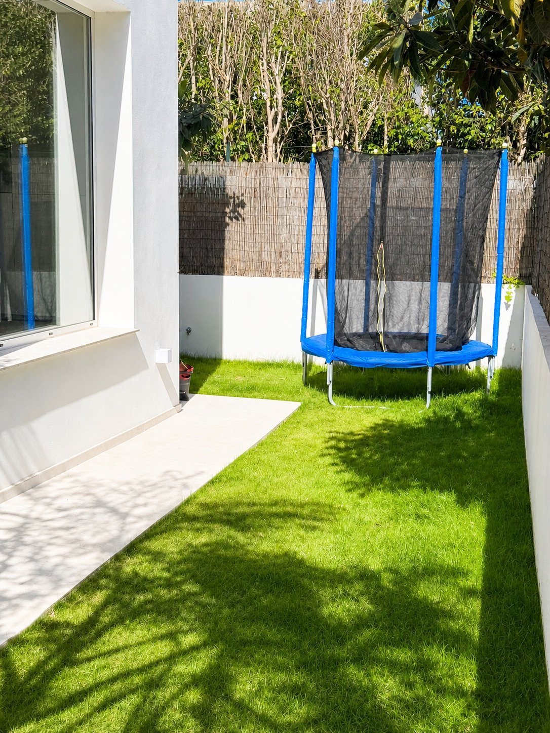 Privatgarten mit uneinsehbarem Sichtschutz und direkter Wohnbereichsanbindung