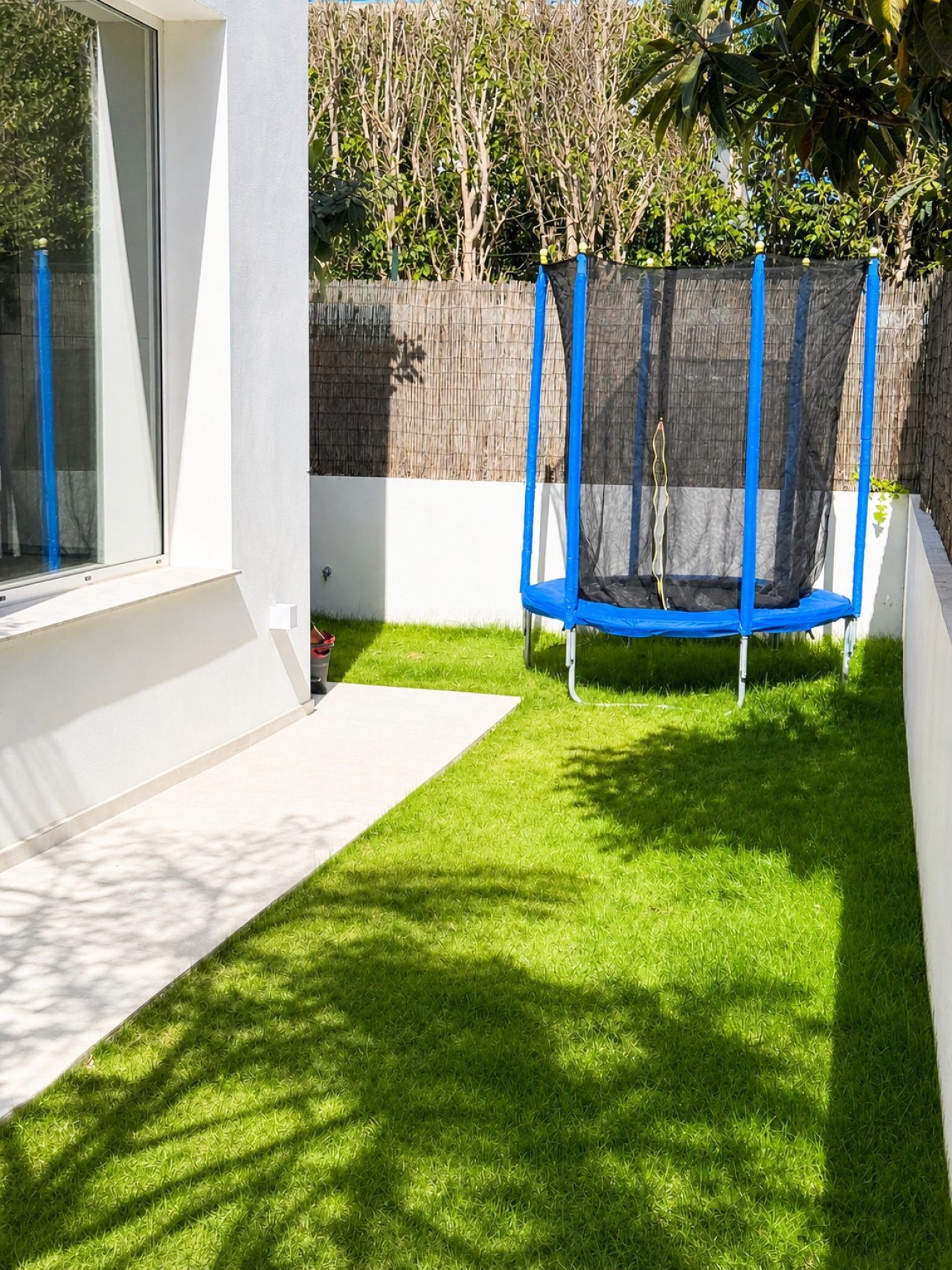 Privatgarten mit uneinsehbarem Sichtschutz und direkter Wohnbereichsanbindung