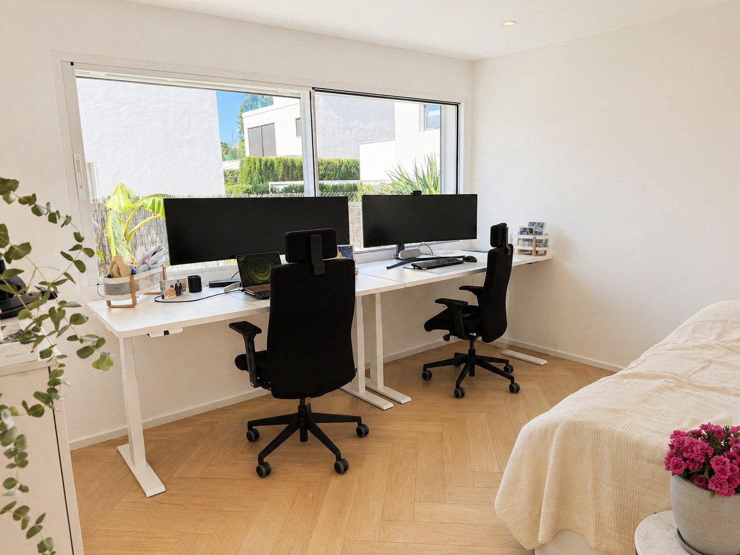 Helles Homeoffice mit optimaler Fensterfront und flexiblem Arbeitsplatzkonzept