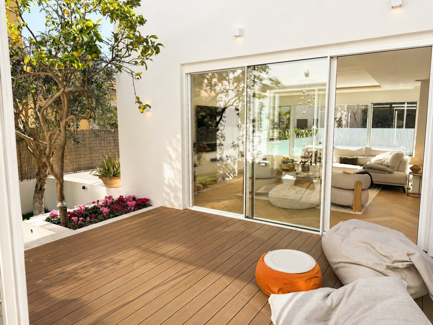 Terrassenbereich mit hochwertiger Holzdielen-Verlegung und direktem Zugang zum Wohnbereich
