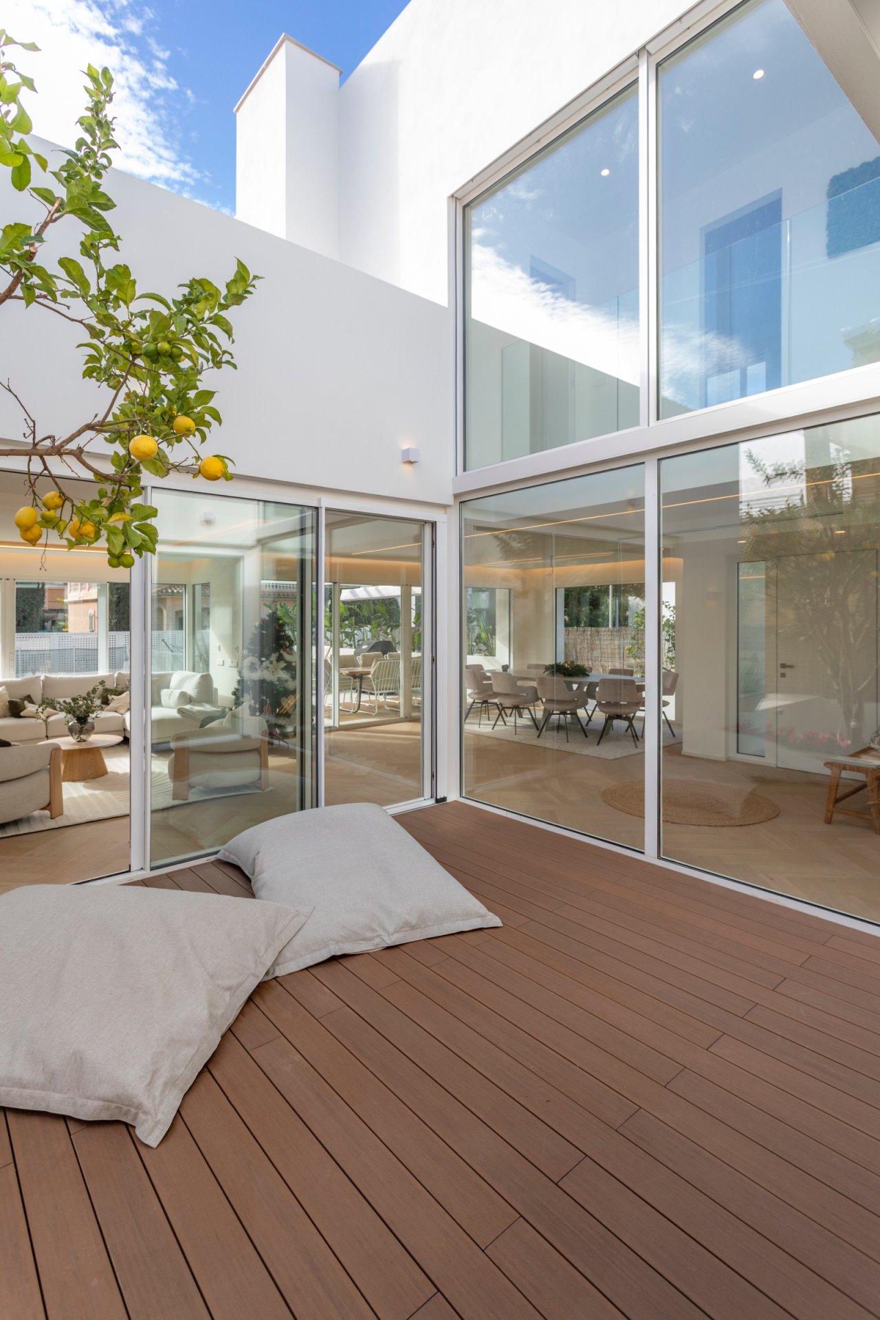 Schlafzimmer mit direkter Terrassenanbindung und raumhohen Schiebeelementen zum Außenbereich