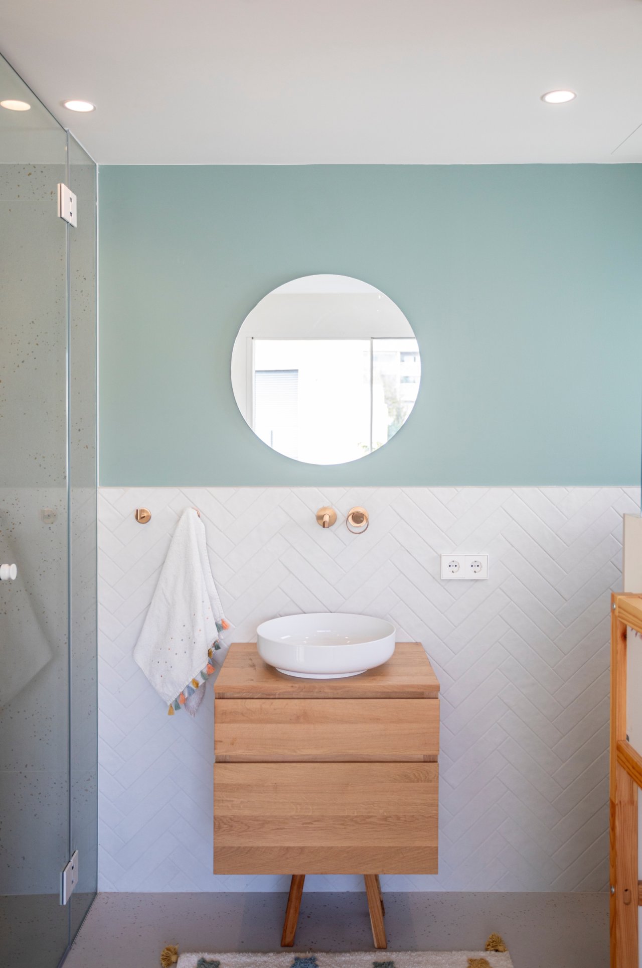 Elegantes Badezimmer mit raumhoher Fliesengestaltung und modernem Waschtischbereich