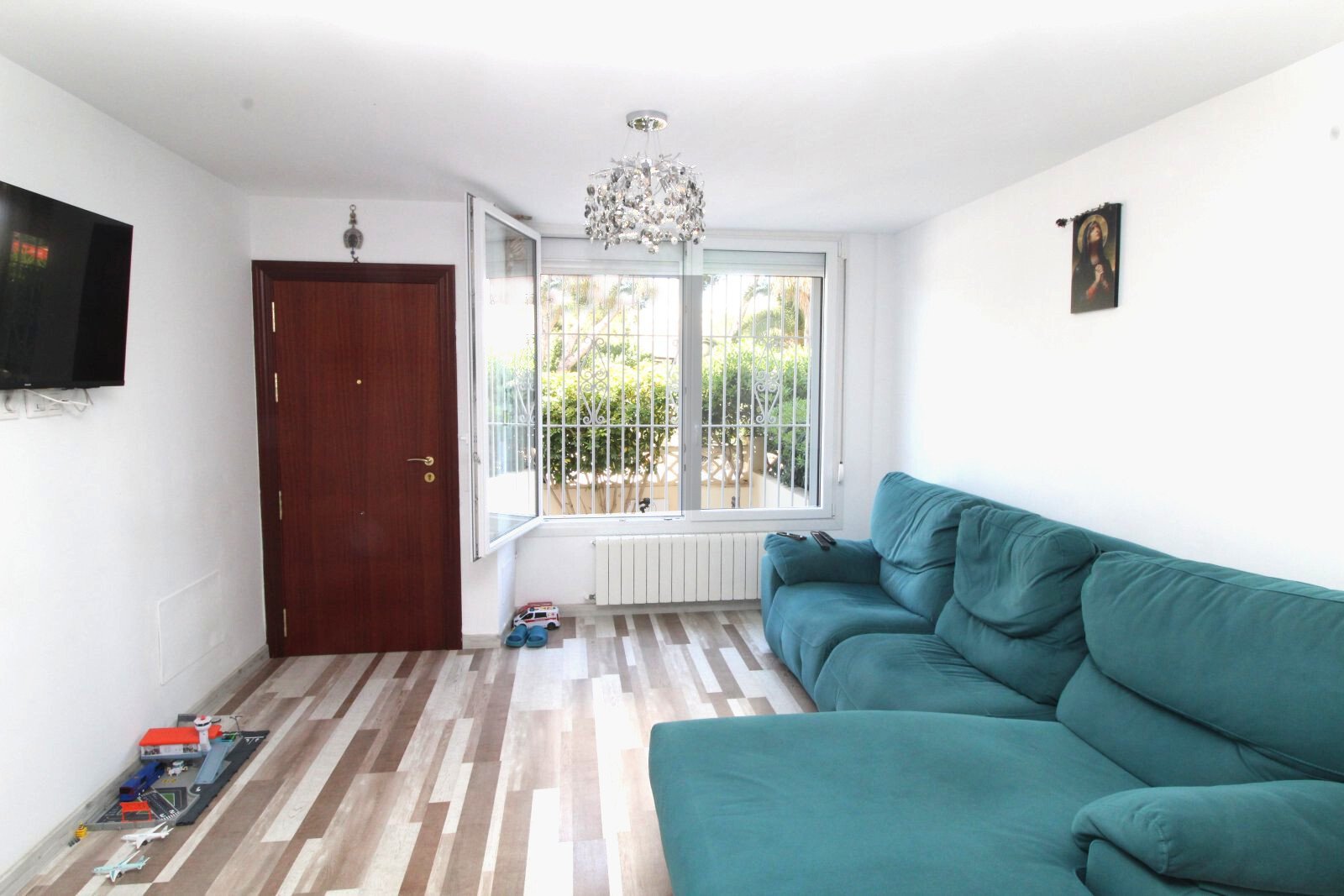 Helles Wohnzimmer mit direktem Balkonzugang und moderner Ausstattung Helles Wohnzimmer mit direktem Balkonzugang und moderner Ausstattung