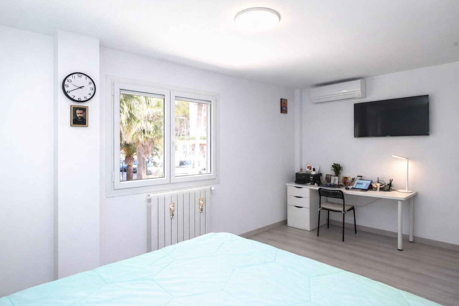 Helles Schlafzimmer mit integriertem Arbeitsbereich und Klimaanlage Helles Schlafzimmer mit integriertem Arbeitsbereich und Klimaanlage