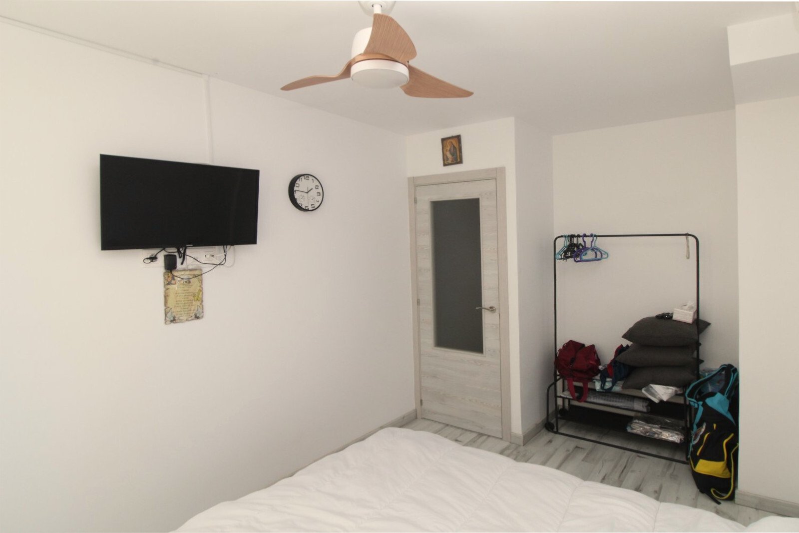Funktionales Schlafzimmer mit praktischer Raumaufteilung und Deckenventilator Funktionales Schlafzimmer mit praktischer Raumaufteilung und Deckenventilator