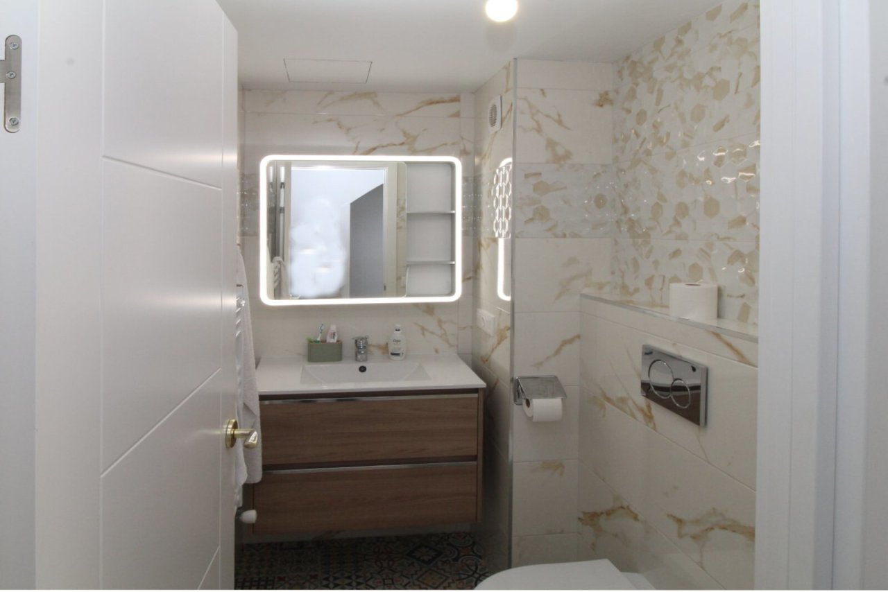 Modernes Badezimmer mit LED-Spiegelsystem und begehbarer Dusche Modernes Badezimmer mit LED-Spiegelsystem und begehbarer Dusche