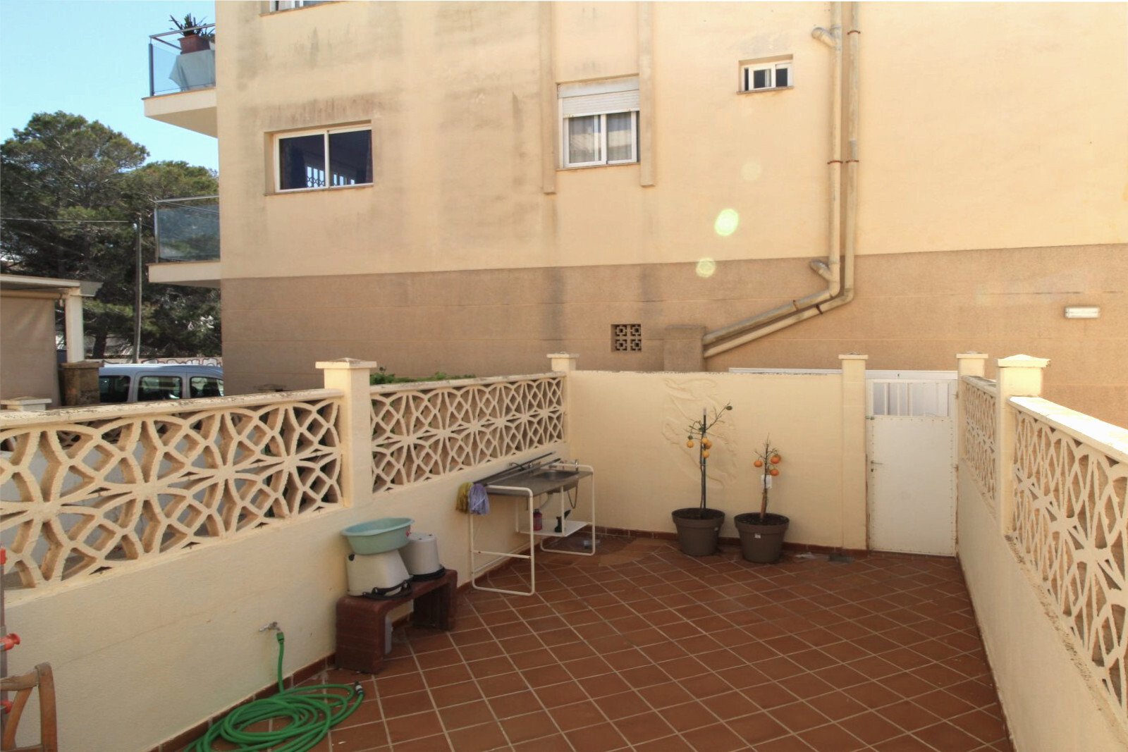 Terrassenfläche mit praktischem Stauraum und hochwertigen Sichtschutzpaneelen Terrassenfläche mit praktischem Stauraum und hochwertigen Sichtschutzpaneelen
