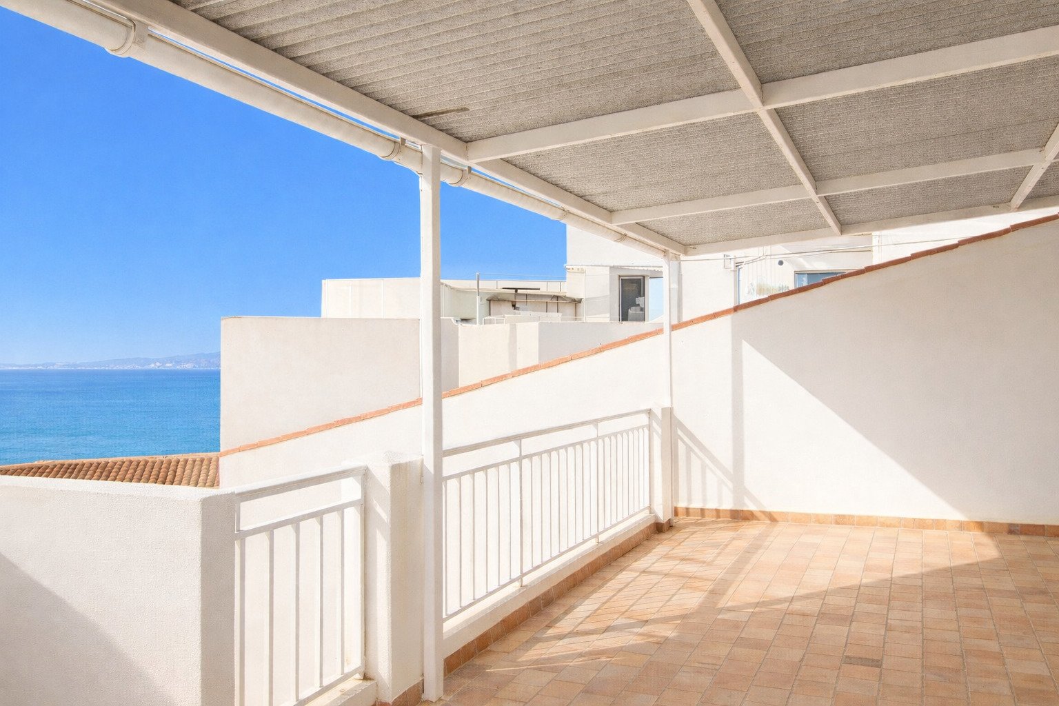 Terrassenfläche mit Sonnenschutz und freiem Meerblick