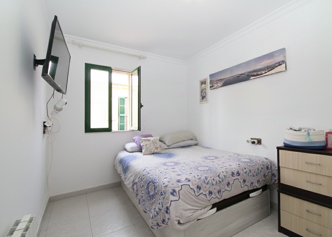 Helles Schlafzimmer mit Fensterfront und praktischer Raumaufteilung