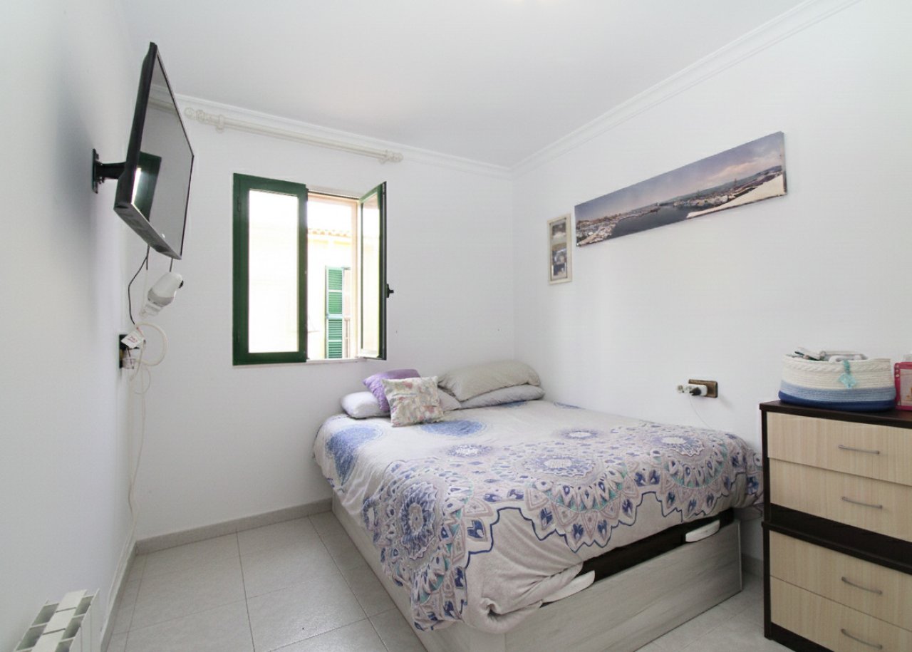 Helles Schlafzimmer mit Fensterfront und praktischer Raumaufteilung