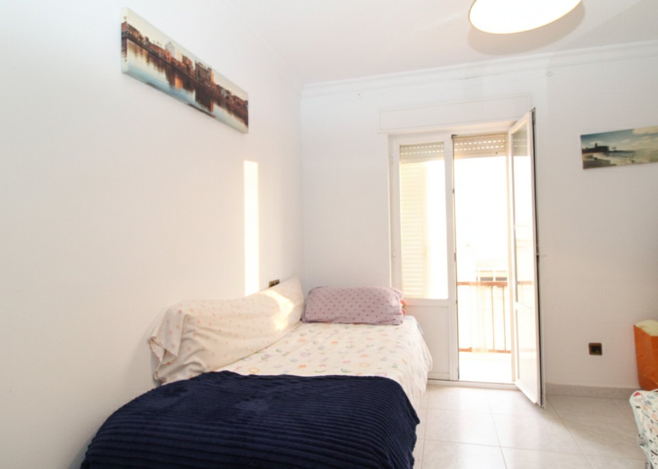 Helles Schlafzimmer mit Balkonzugang und hochwertiger Ausstattung