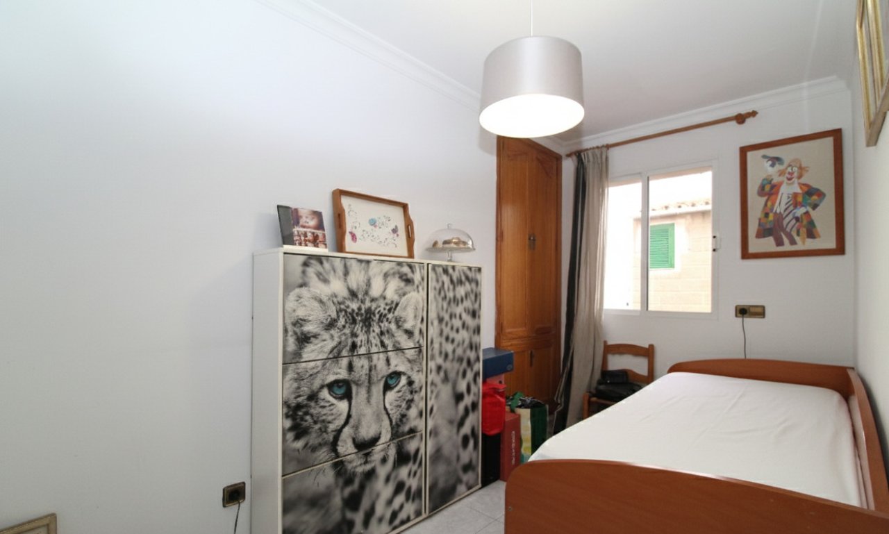 Schlafzimmer mit optimaler Belichtung und praktischem Stauraum
