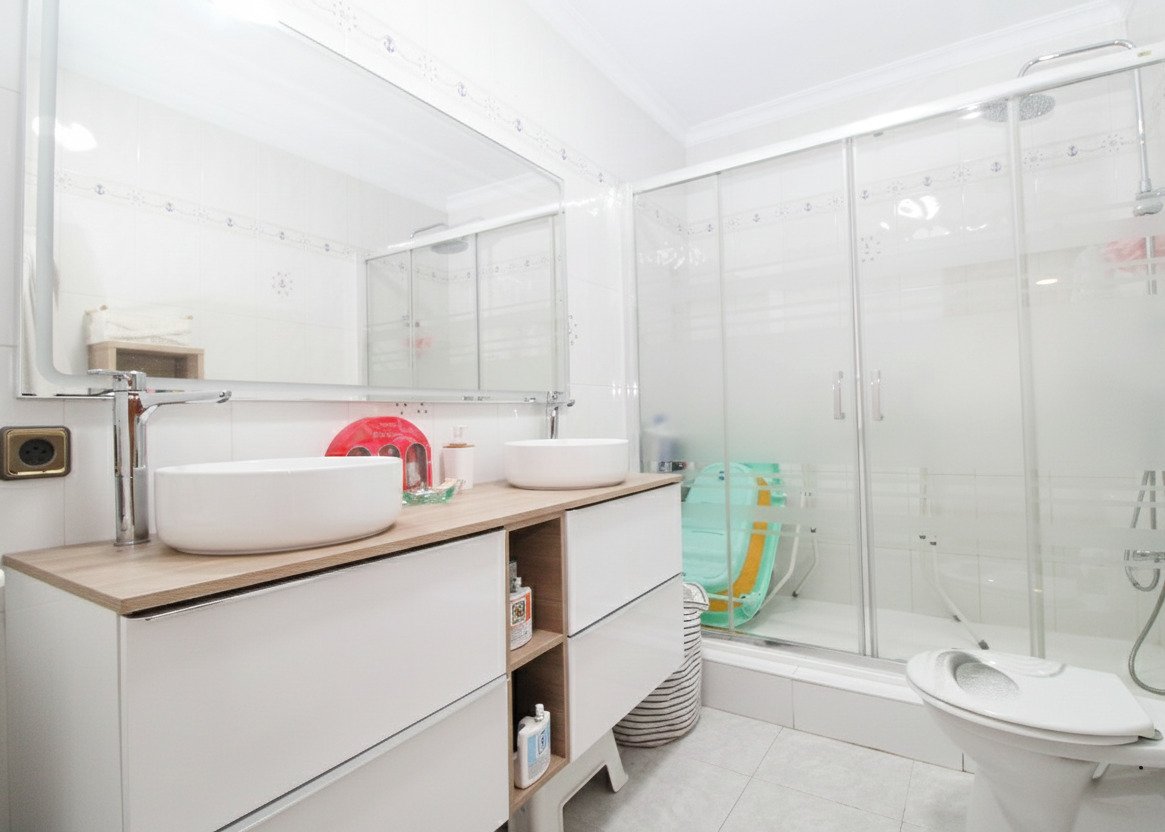 Modernes Badezimmer mit begehbarer Dusche und doppeltem Waschtisch