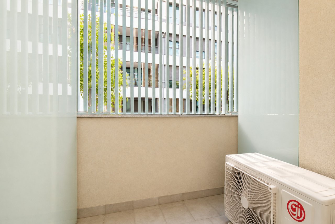 Balkon mit Jalousien-Sichtschutz – Geschützter Rückzugsort mit Klimaanlage Balkon mit Jalousien-Sichtschutz – Geschützter Rückzugsort mit Klimaanlage