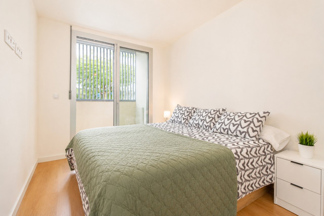 Helles Schlafzimmer mit Balkonzugang – Hochwertiger Parkettboden und moderne Verglasung Helles Schlafzimmer mit Balkonzugang – Hochwertiger Parkettboden und moderne Verglasung