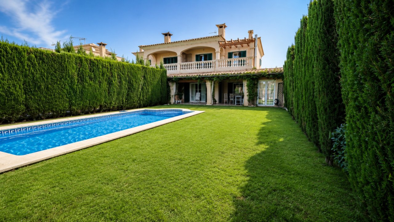 Mediterranes Anwesen mit beheiztem Swimmingpool und weitläufigem Gartenbereich Mediterranes Anwesen mit beheiztem Swimmingpool und weitläufigem Gartenbereich