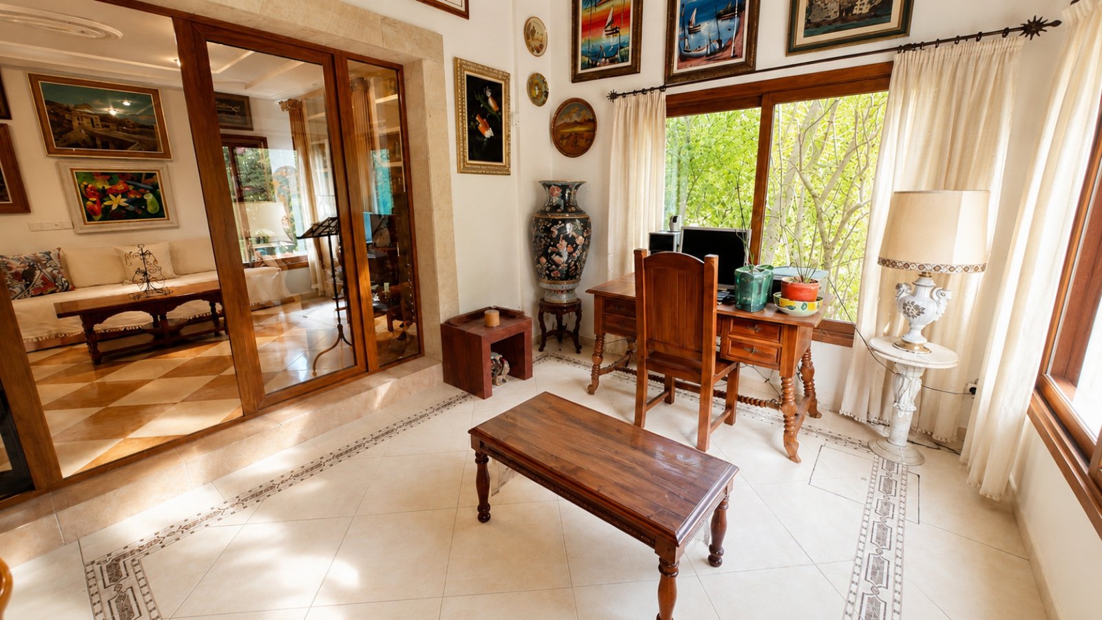 Helles Wohnzimmer mit direktem Zugang zum Garten und eleganten Schiebetüren Helles Wohnzimmer mit direktem Zugang zum Garten und eleganten Schiebetüren