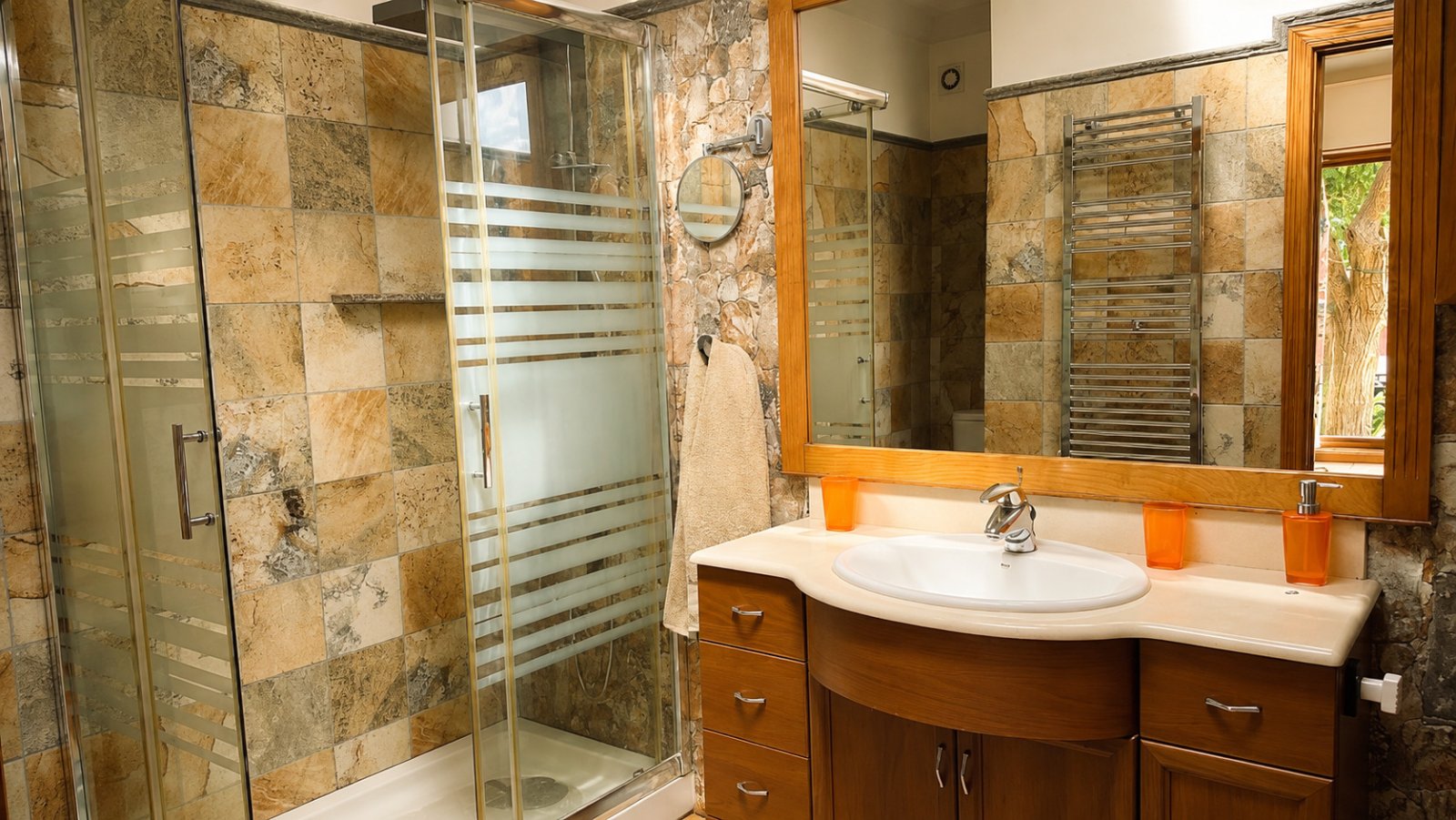Edles Badezimmer mit begehbarer Dusche, Natursteinverkleidung und hochwertigen Sanitäranlagen Edles Badezimmer mit begehbarer Dusche, Natursteinverkleidung und hochwertigen Sanitäranlagen