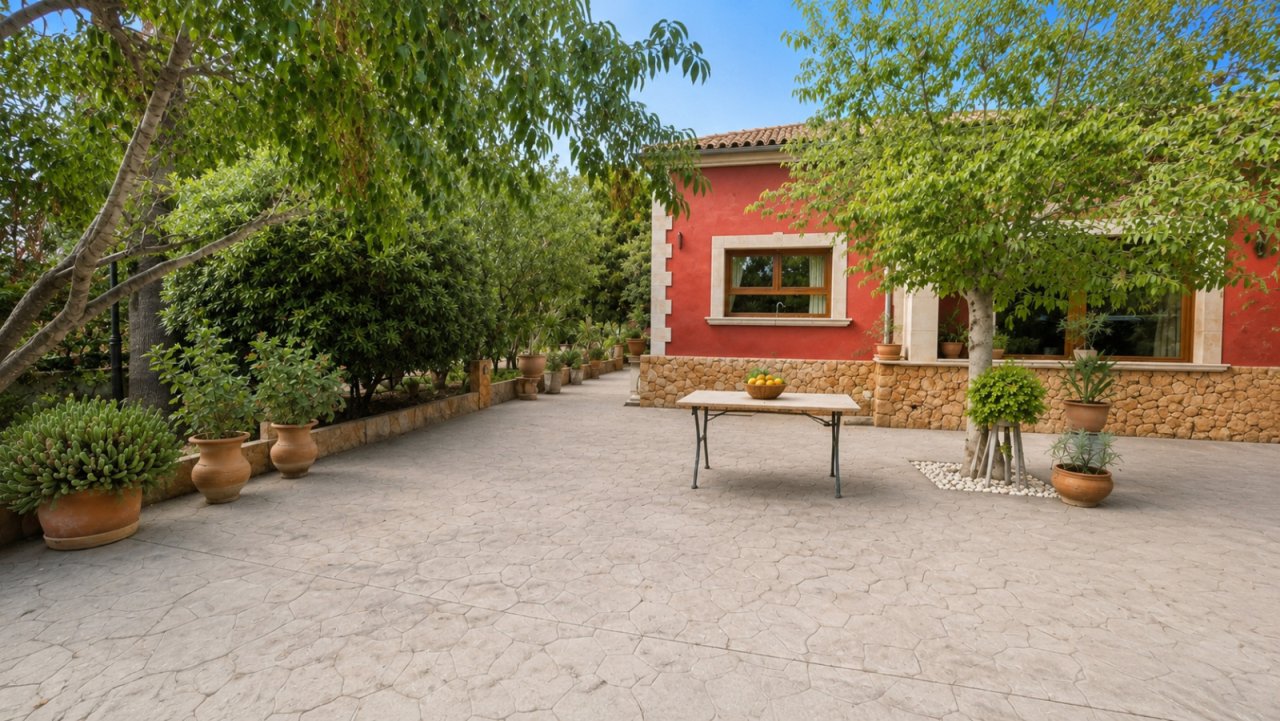 Terrassenplatz mit hochwertigem Natursteinbelag und eleganter Steinverkleidung Terrassenplatz mit hochwertigem Natursteinbelag und eleganter Steinverkleidung