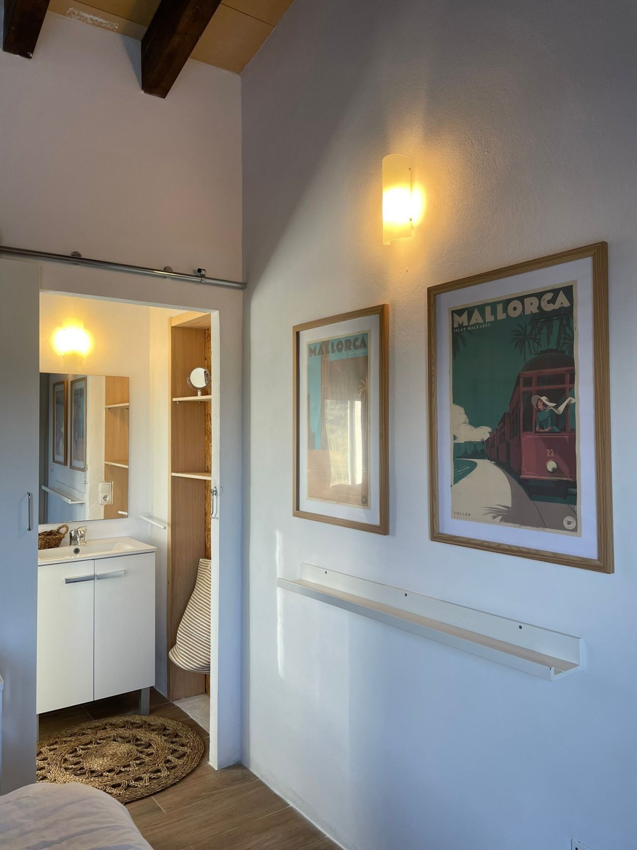 Modernes Badezimmer mit großflächigem Spiegel und praktischer Waschtischanlage Modernes Badezimmer mit großflächigem Spiegel und praktischer Waschtischanlage