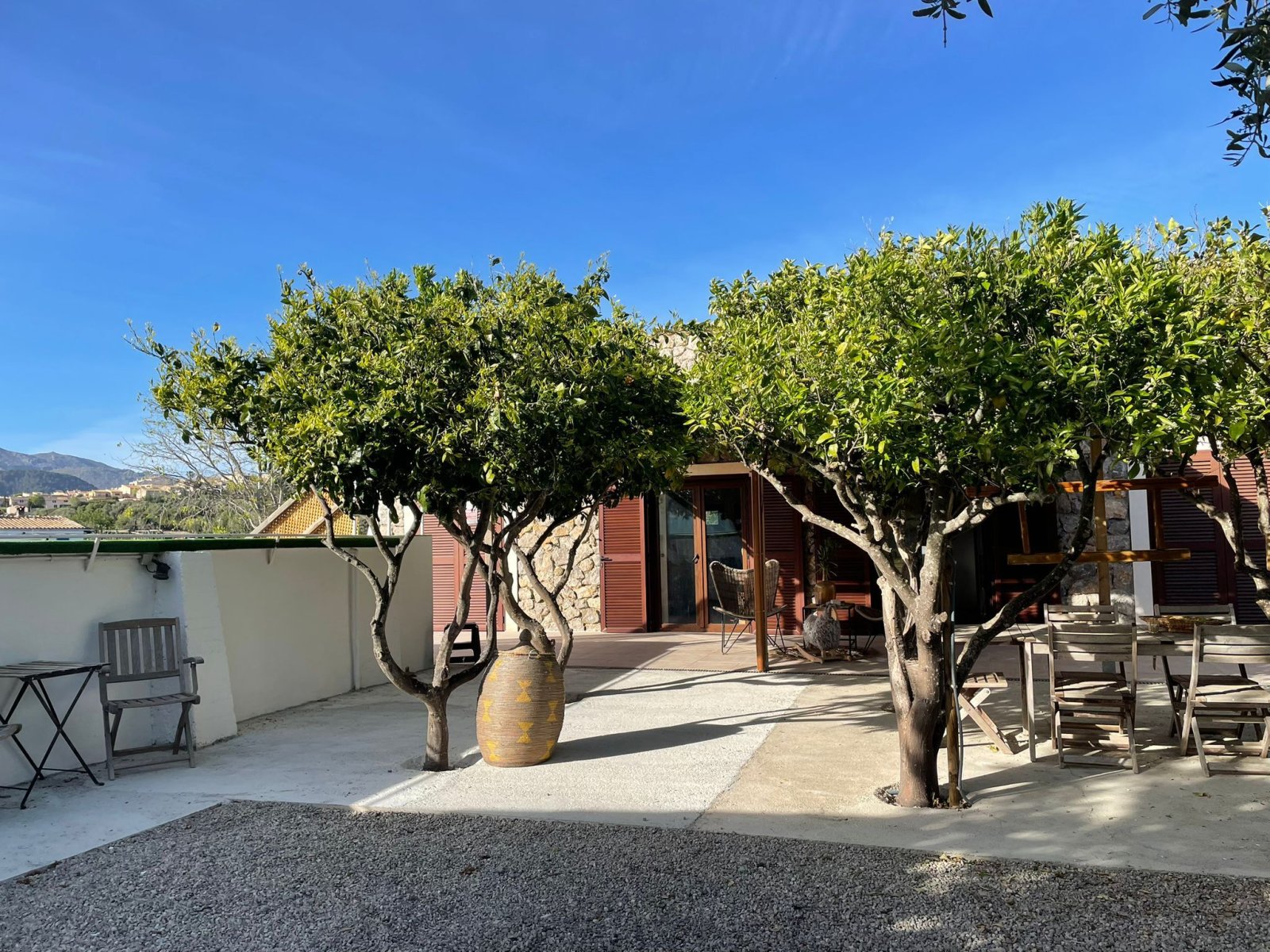 Mediterrane Außenanlage mit befestigter Terrasse und natürlicher Begrünung Mediterrane Außenanlage mit befestigter Terrasse und natürlicher Begrünung