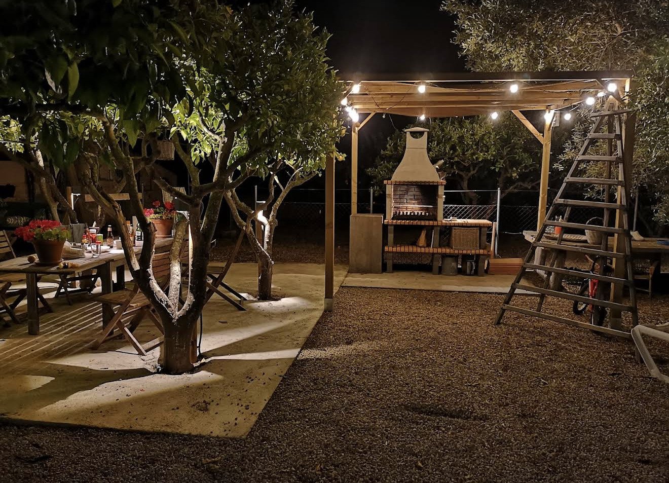 Terrassenbereich mit integriertem Kaminofen und überdachter Pergola – perfekt für Outdoor-Entertainment Terrassenbereich mit integriertem Kaminofen und überdachter Pergola – perfekt für Outdoor-Entertainment