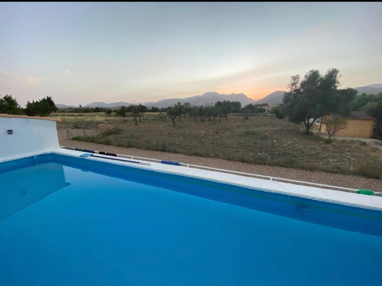 Privater Swimmingpool mit unverbaubarem Panoramablick auf die Berglandschaft Privater Swimmingpool mit unverbaubarem Panoramablick auf die Berglandschaft