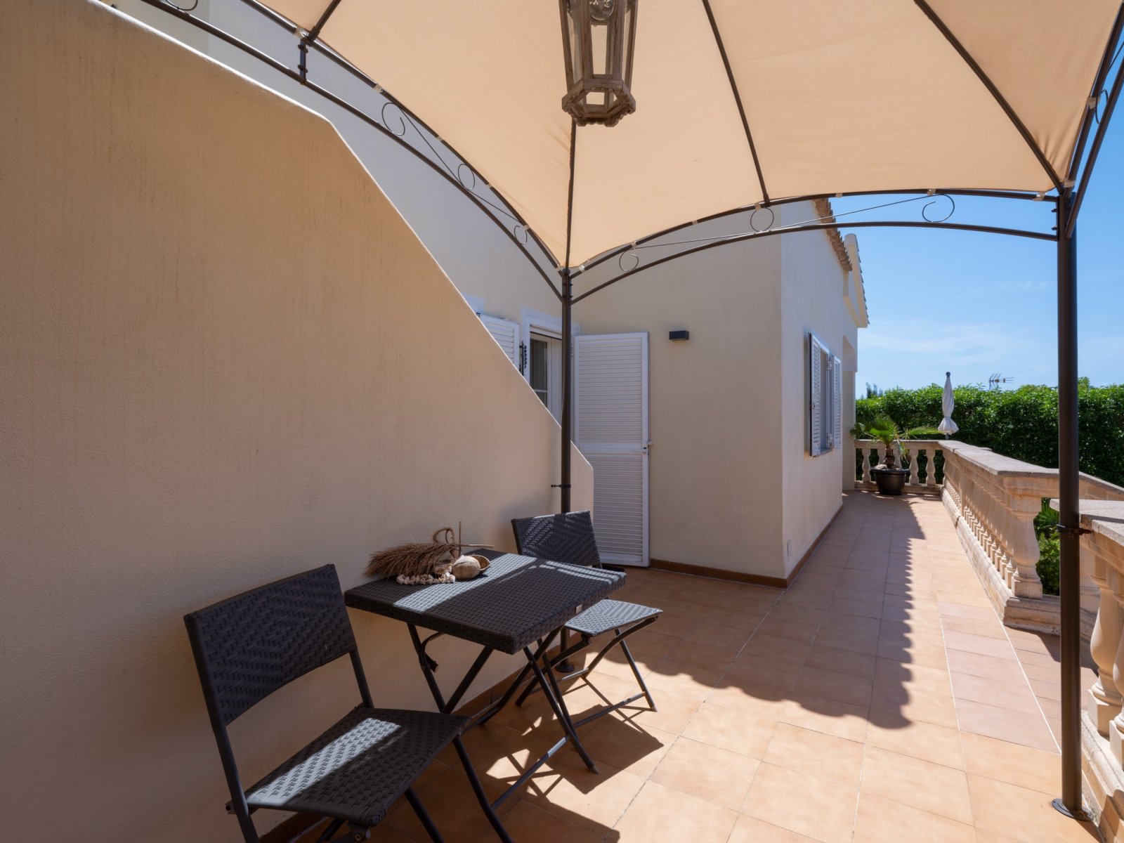 Überdachte Terrasse mit Blick auf Garten und Pool Überdachte Terrasse mit Blick auf Garten und Pool
