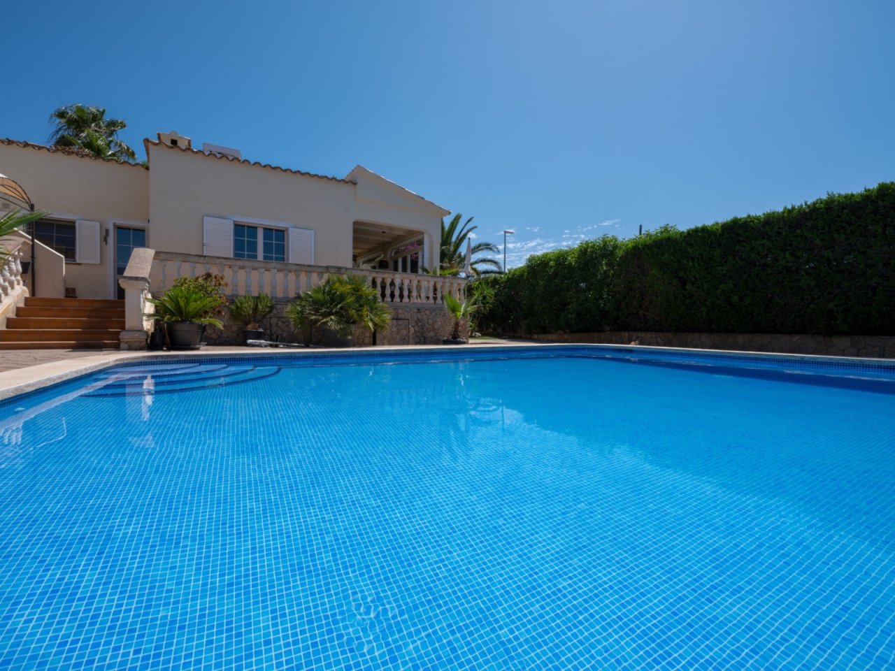 Privater Pool und Sonnenterrasse des Bungalows in Badia Blava Privater Pool und Sonnenterrasse des Bungalows in Badia Blava