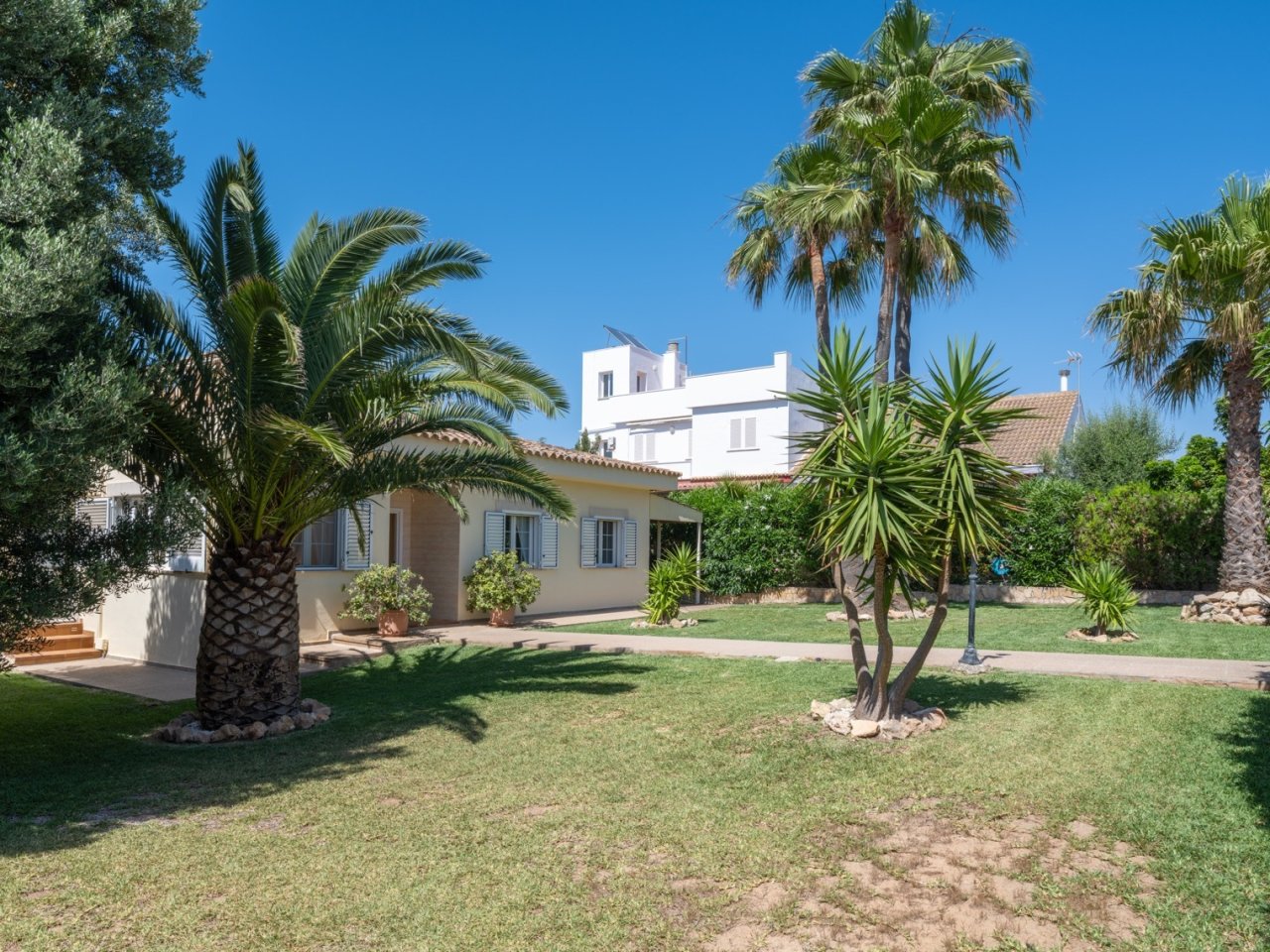 Außenansicht des mediterranen Bungalows mit Garten in Badia Blava auf Mallorca Außenansicht des mediterranen Bungalows mit Garten in Badia Blava auf Mallorca