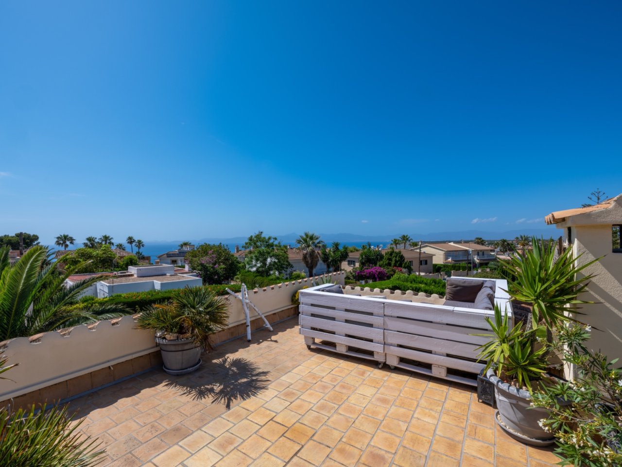 Dachterrasse mit Blick auf das Meer und die Küstenlandschaft von Badia Blava Dachterrasse mit Blick auf das Meer und die Küstenlandschaft von Badia Blava