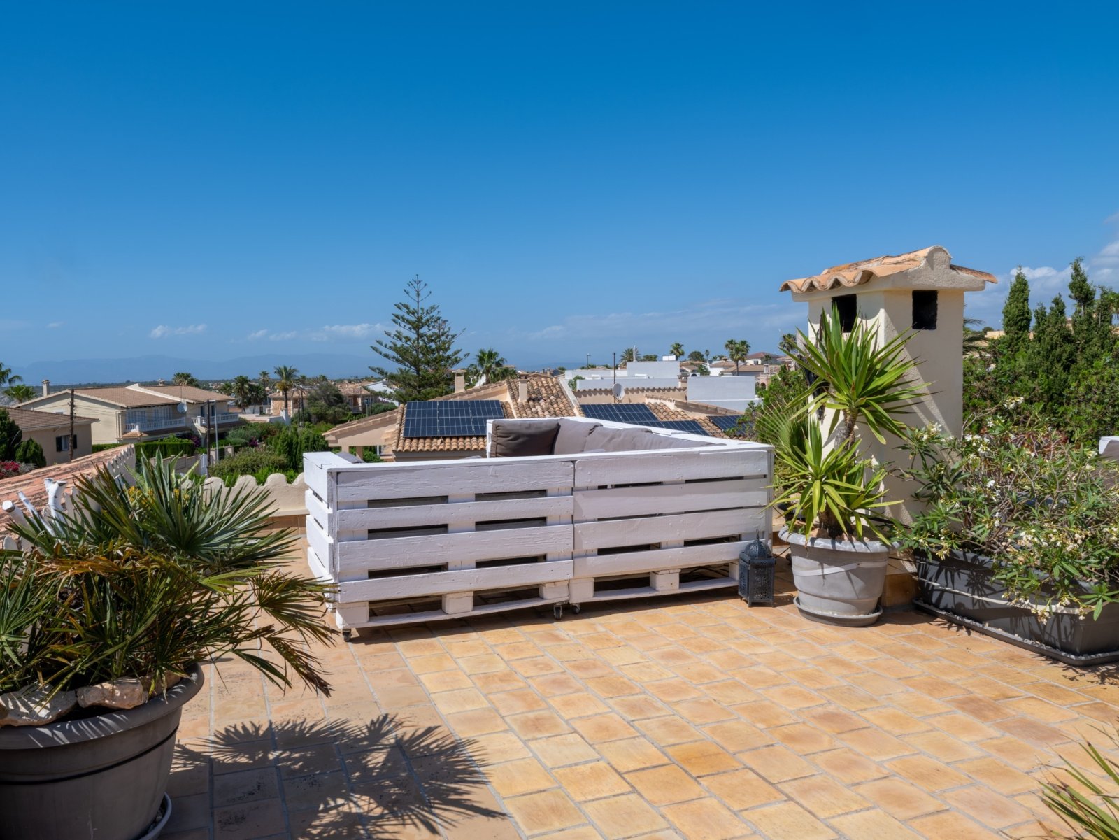 Sonnige Dachterrasse des Bungalows mit weitem Blick über die Umgebung Sonnige Dachterrasse des Bungalows mit weitem Blick über die Umgebung
