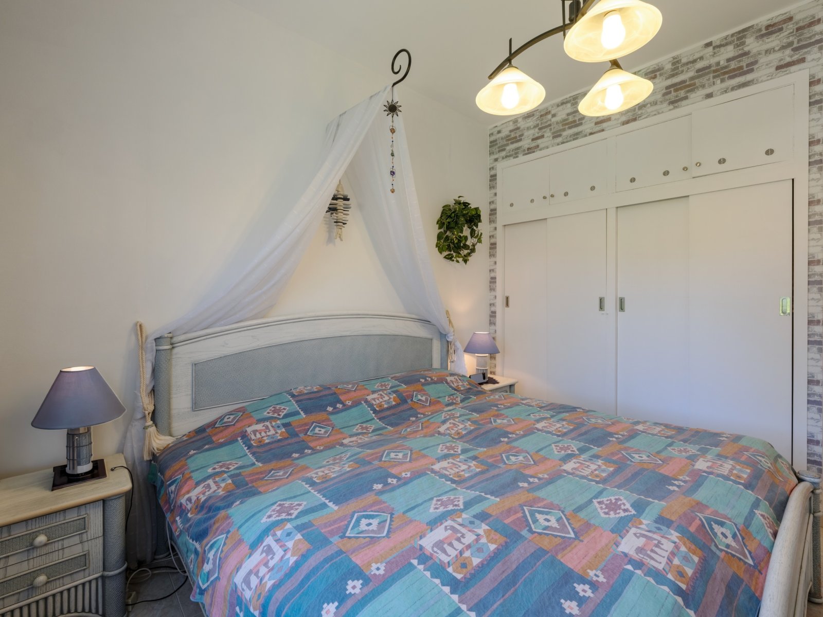 Schlafzimmer mit großzügiger Schrankwand und viel Stauraum im Bungalow in Badia Blava Schlafzimmer mit großzügiger Schrankwand und viel Stauraum im Bungalow in Badia Blava