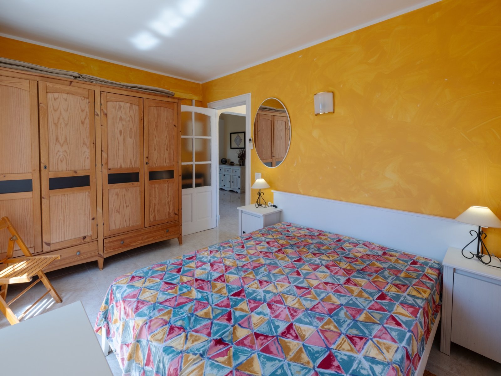 Schlafzimmer mit großem Einbauschrank im Bungalow in Badia Blava Schlafzimmer mit großem Einbauschrank im Bungalow in Badia Blava